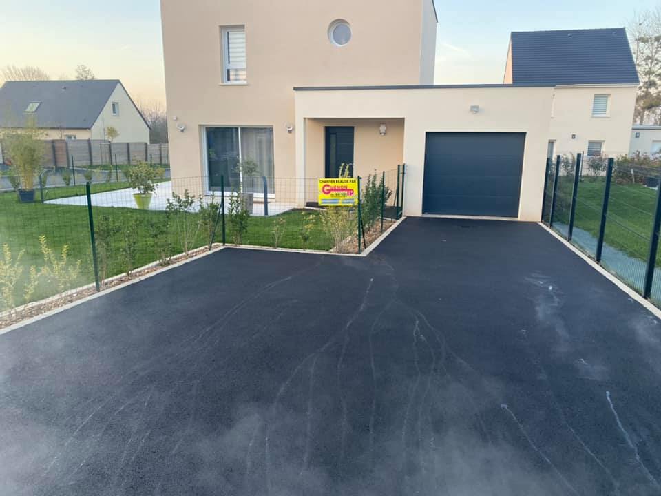 Photo d'un chantier après la pose d'enrobé