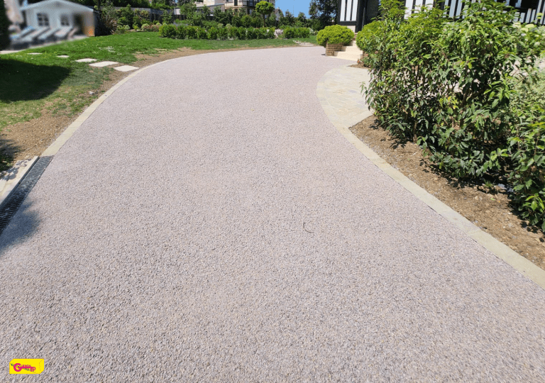 Cour en émulsion gravillonnée (Calvados)