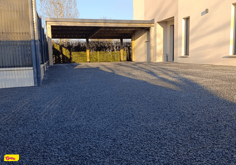 Photographie d'une cour en émulsion gravillonnée