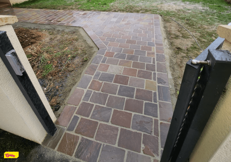 Photographie d'une allée en pavés