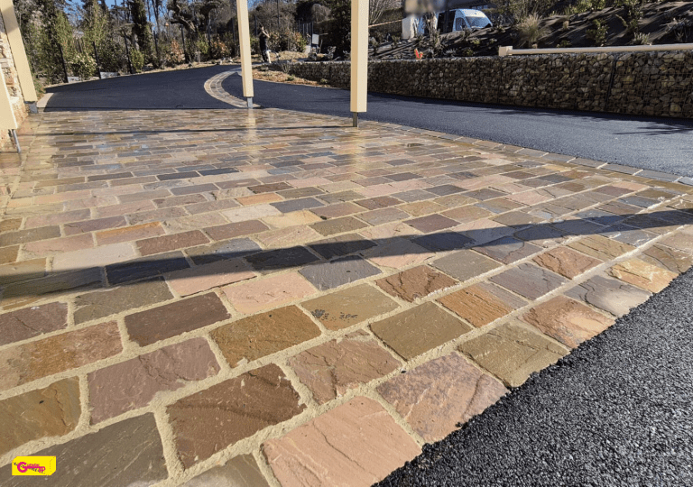 Photographie d'une cour en pavés (Calvados)