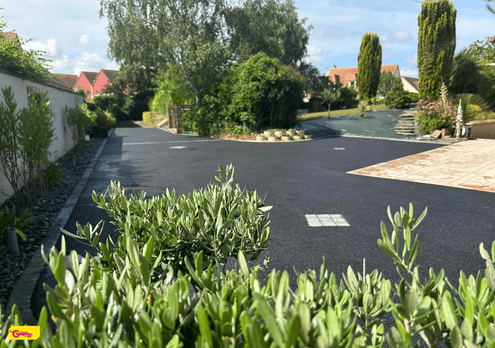 Photographie d'une cour en enrobé (Calvados)