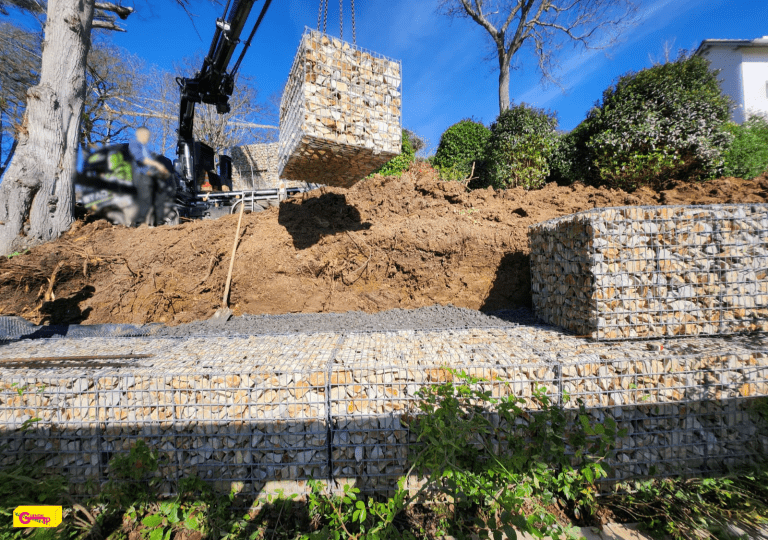 Photographie de l'installation d'un mur en gabion