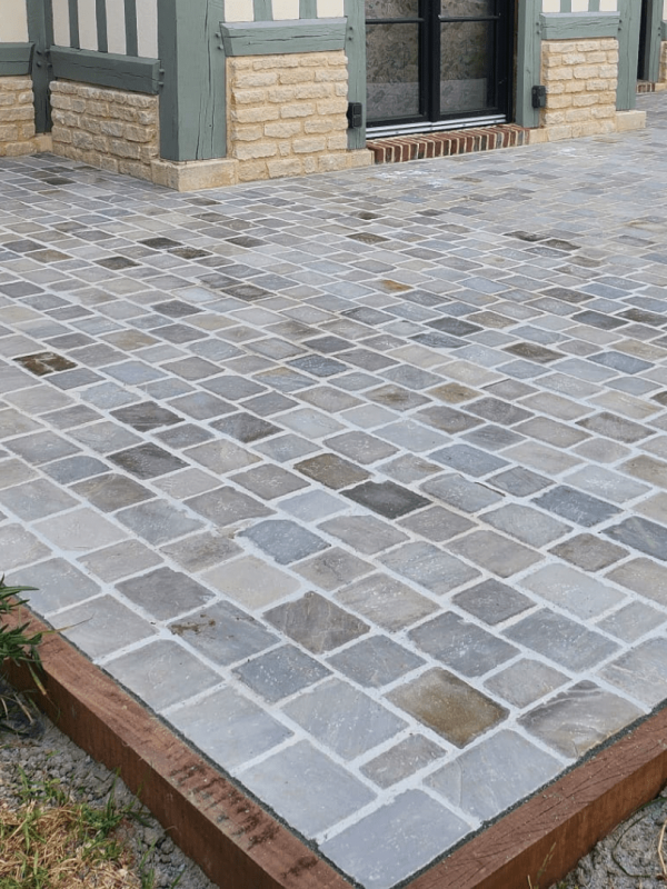 Terrasse en pavés réalisé par l'entreprise guênon TP
