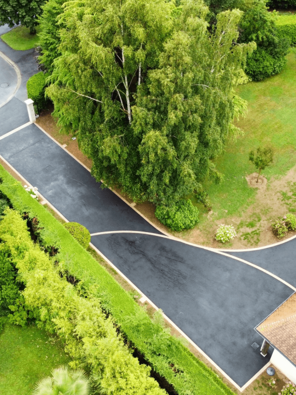 Photographie d'une allée en enrobé (Calvados)