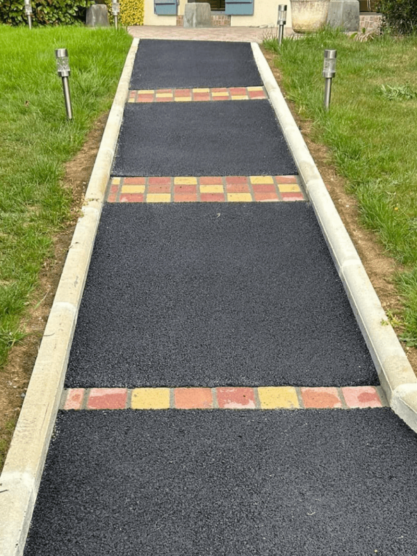 Photographie d'une allée en enrobé (Calvados)