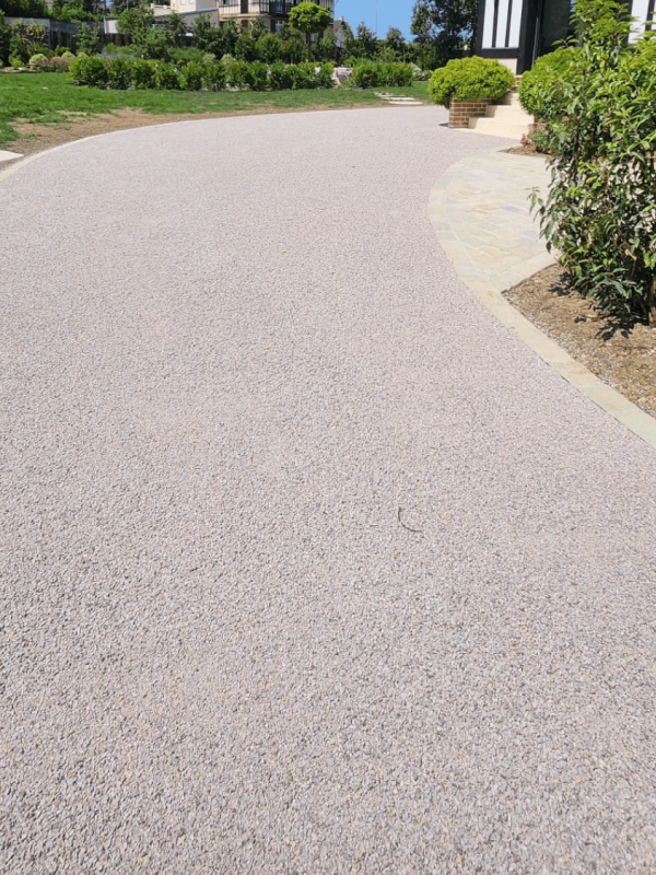 Cour en émulsion gravillonnée (Calvados)