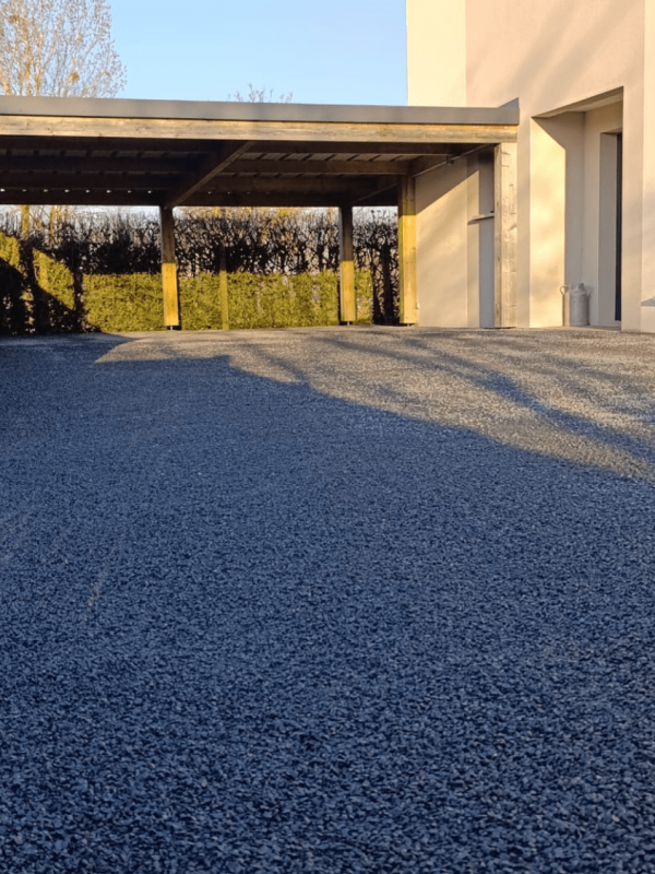 Photographie d'une cour en émulsion gravillonnée