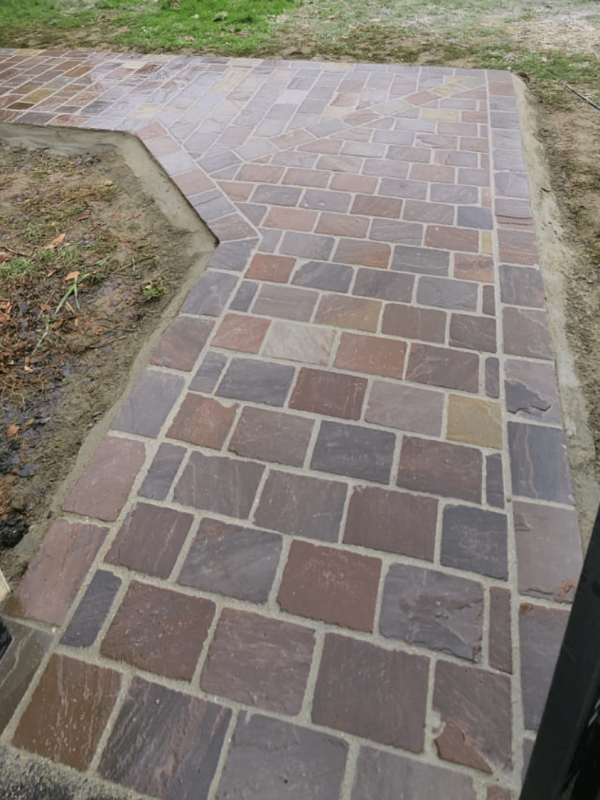 Photographie d'une allée en pavés