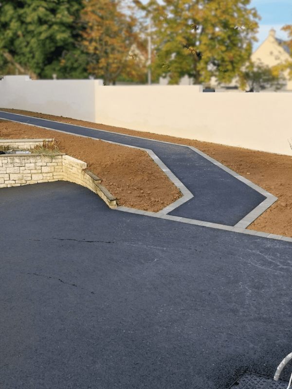 Photographie d'une cour en enrobé (Calvados)