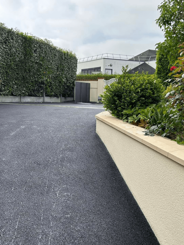 Photographie d'une cour en enrobé (Calvados)