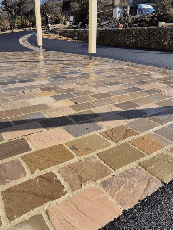 Photographie d'une cour en pavés (Calvados)