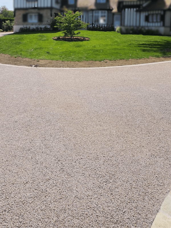 Aménagement cour - cour en émulsion gravillonnée