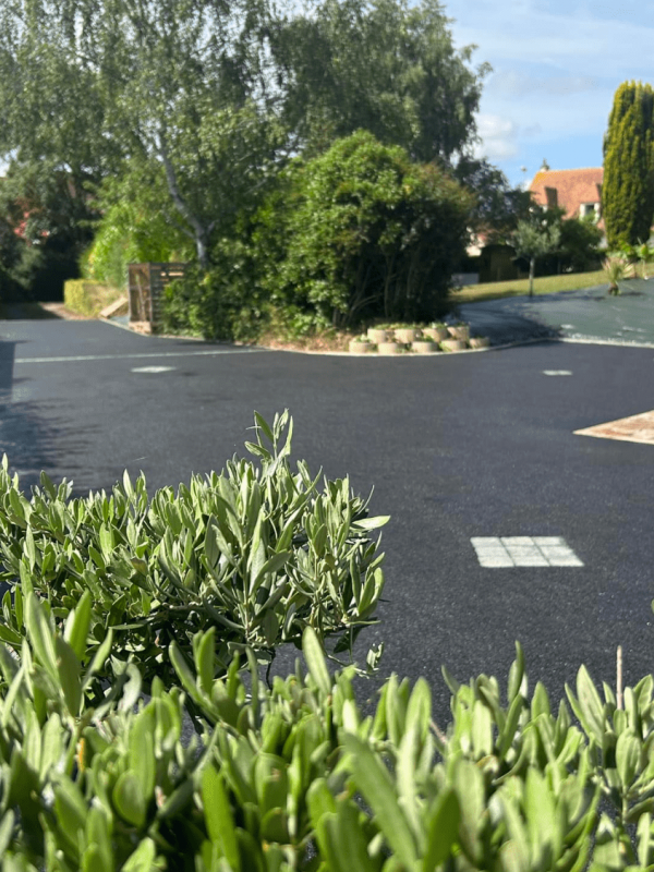 Photographie d'une cour en enrobé (Calvados)