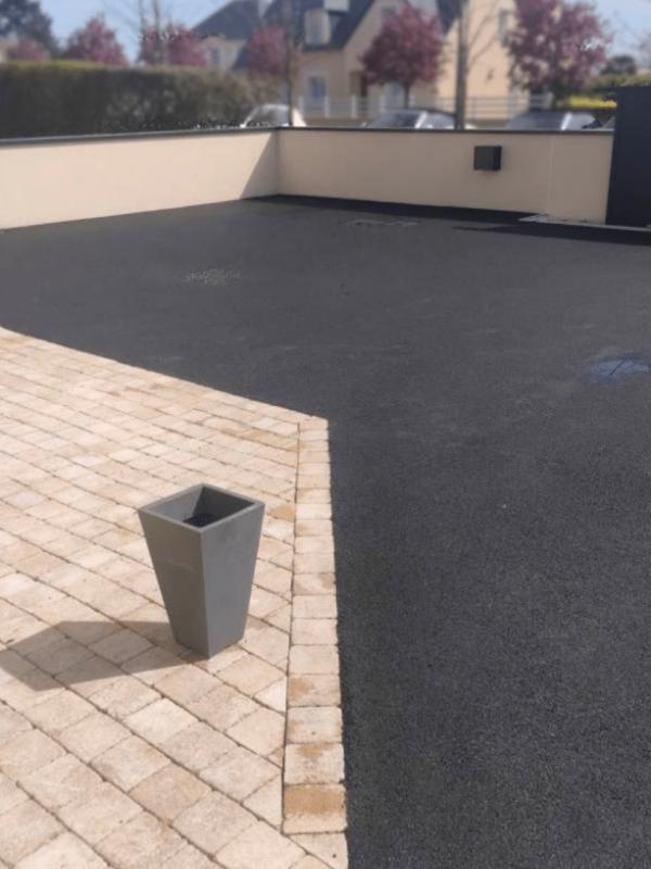 Photographie d'une cour en enrobé (Calvados)