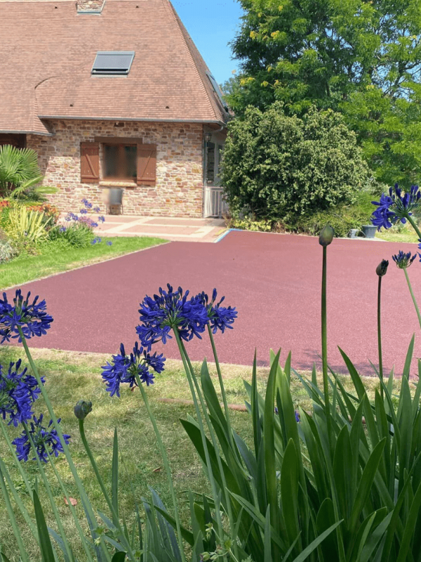 Photographie d'une cour en enrobé (Calvados)