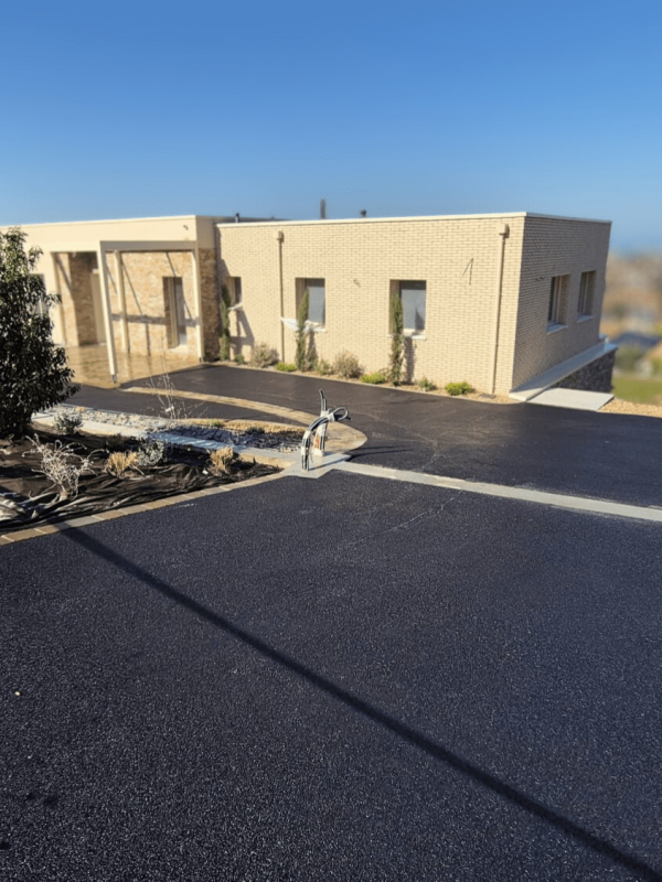 Photographie d'une cour en enrobé (Calvados)