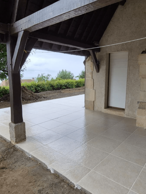 Photographie d'une terrasse en dalle