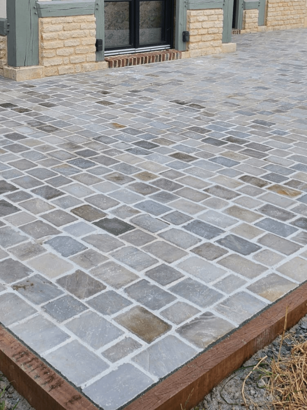 Photographie d'une terrasse en pavés