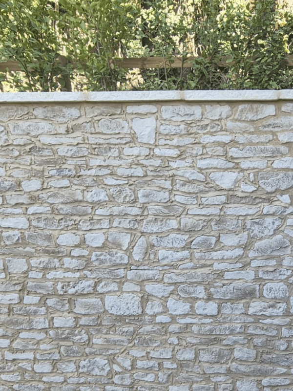 Photographie d'un mur de soutènement