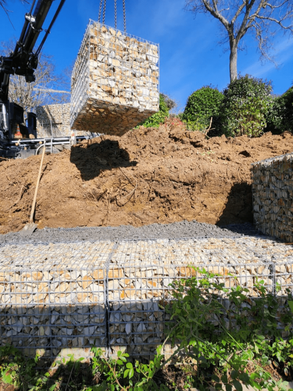 Photographie de l'installation d'un mur en gabion
